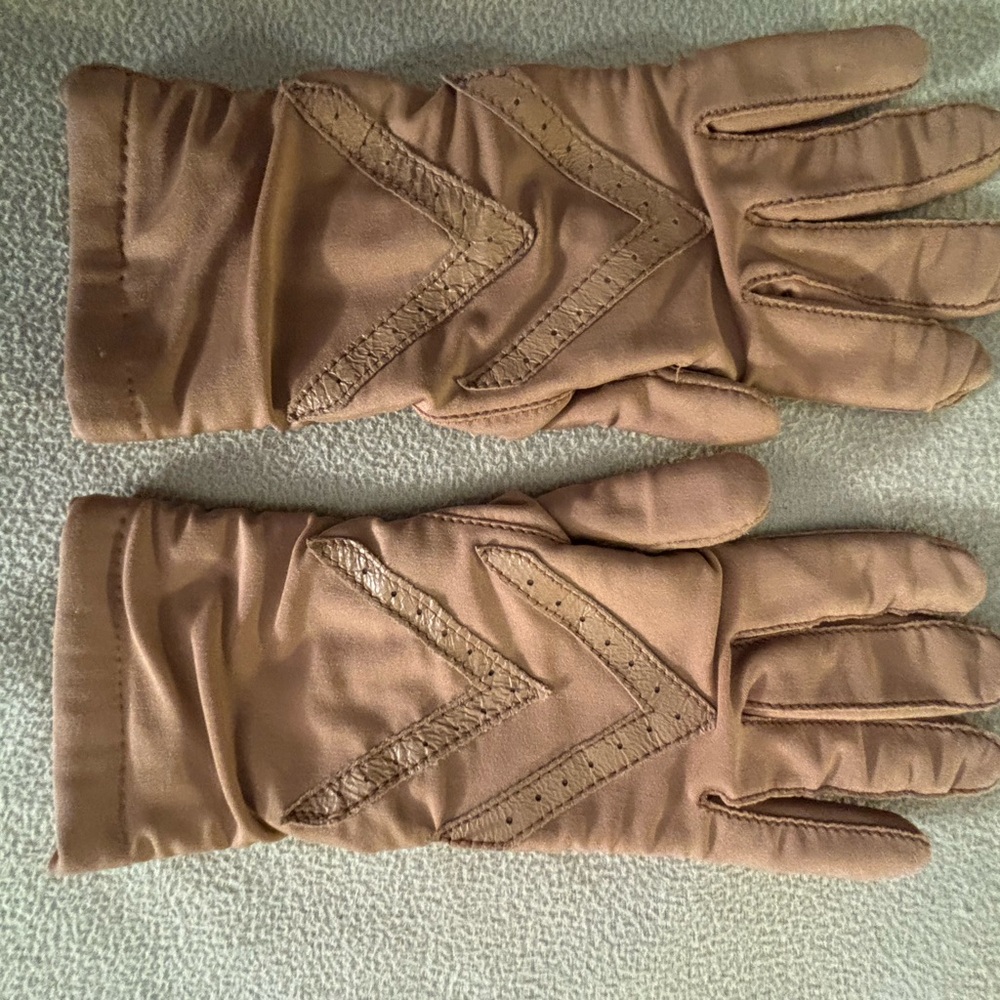 Isotoner Beige Gloves